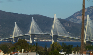 Puente colgante sobre el golfo de Conrinto para pasar a Patras