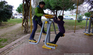 Haciendo un poco de ejercicio en un parque para la tercera edad, jeje