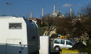 Vista de los minaretes de la Mezquita Azul desde el parking
