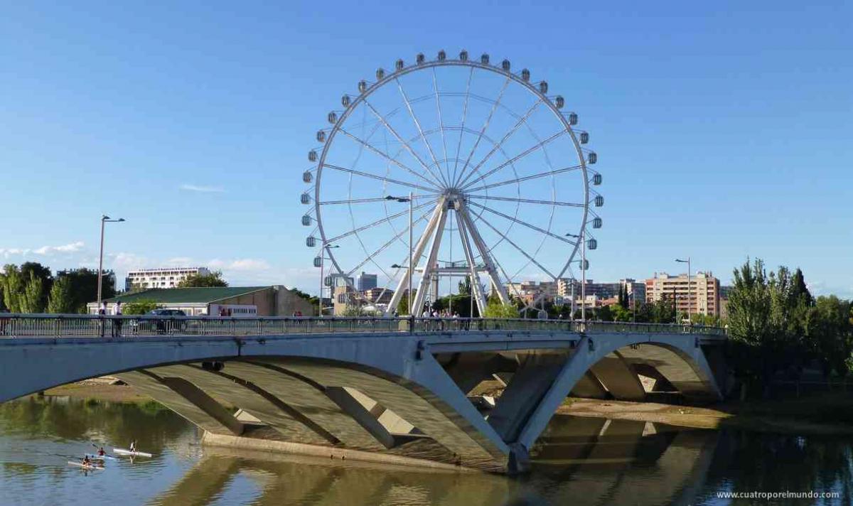 Puente sobre el Ebro y noria al  fondo