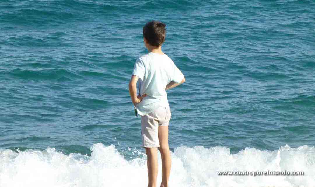 Unai mirando al mar