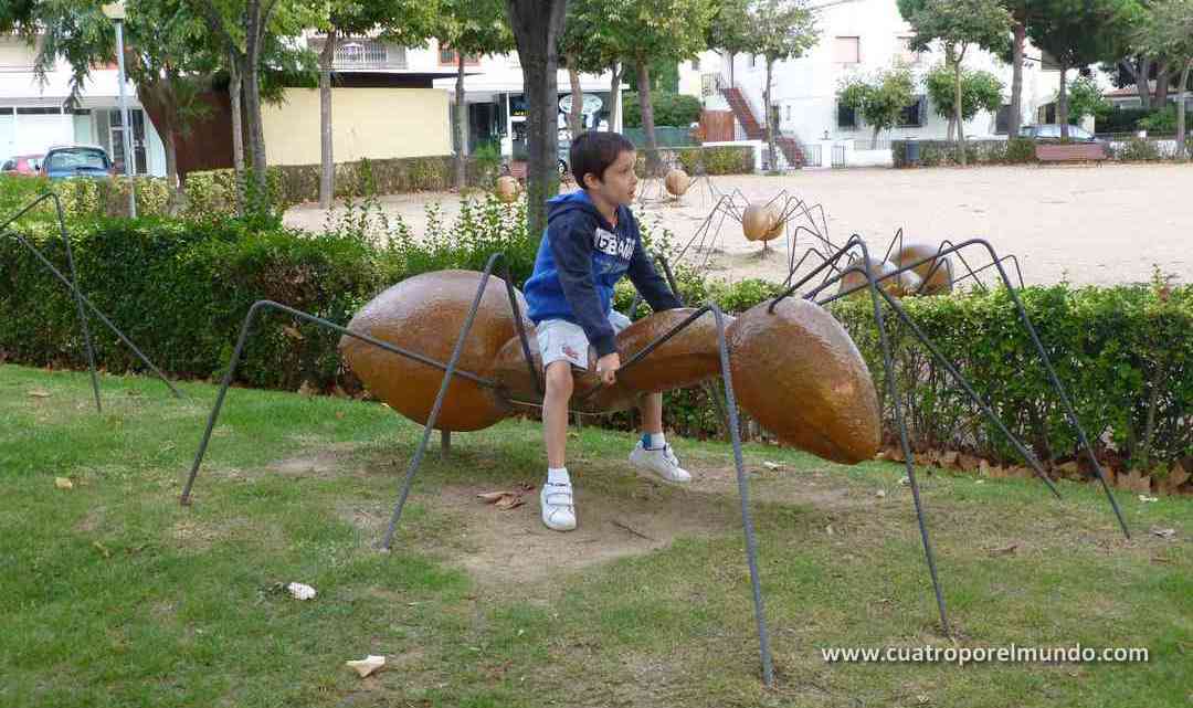 Iker encima de la hormiga