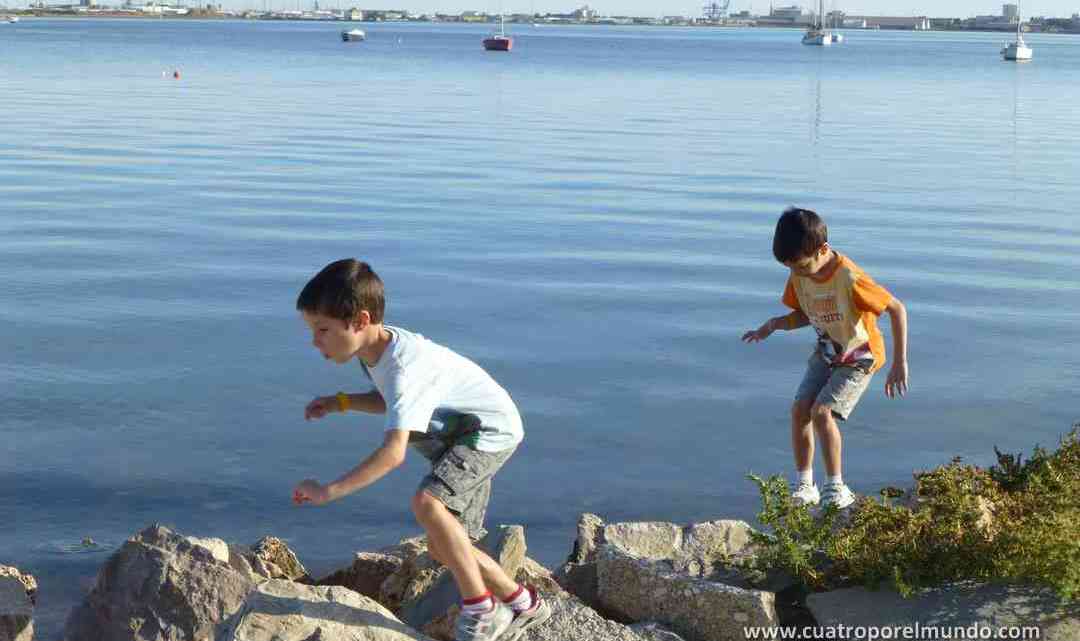 Saltando por las rocas