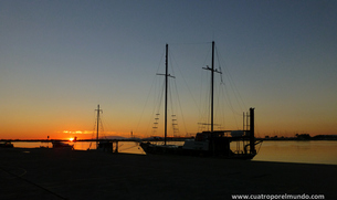 Barcos en la marina de Messolongi al atardecer