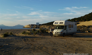 Aparcados en la playa de Kalogria