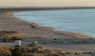 Vista de la autoca en el parking de la playa desde la duna