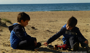 Los pekes jugando un rato antes de comer