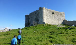Subiendo hacia la fortaleza central del castillo