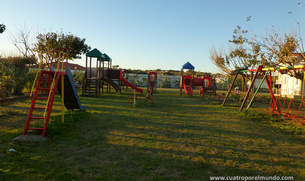 Parque de columpios del camping