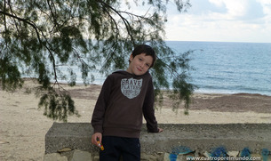 Iker en el paseo de la playa en Kiparissia