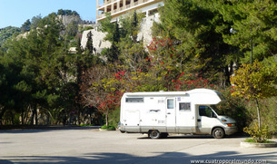 Aparcados en el parking de Nafplio bajo en fuerte