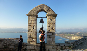 Tocando la campana del fuerte