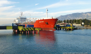 Barco pasando por el canal de Korinthos despues de sumergirse el puente