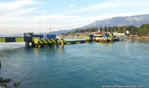 Puente del canal de Korinthos emergiendo