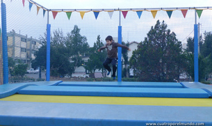 Iker saltando en las camas elasticas en Lavrio