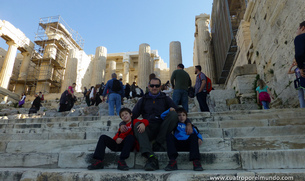Sentados en las escalinatas de entrada a la Acropolis
