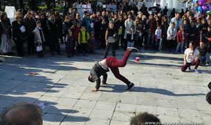 Viendo bailar Break en la plaza Sintagma