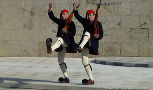 Guardia griega haciendo el paseillo delante del parlamento