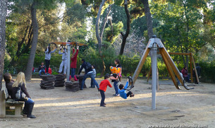 Los pekes jugando en el parque