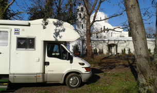 Aparcados en Kamena Vourla al lado de la iglesia