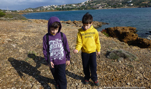 Hablando mientras paseamos por la costa frente a Bacchus