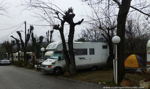 Enchufados en el camping Vrachos Kastrakis