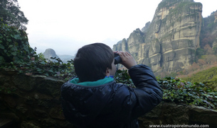 Mirando el paisaje con los prismaticos