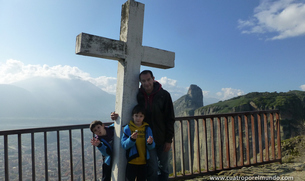 Con la cruz a cuestas y vistas de Kalambaka desde Agia Triada