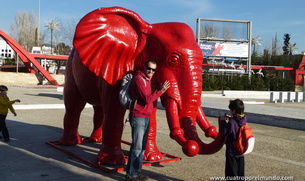 Replicas de elefantes rojos en la feria de muestras. Restos del parque de navidad