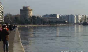 La torre blanca desde el paseo maritimo