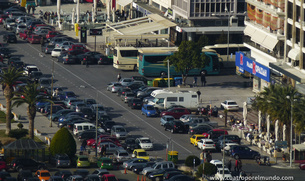 Rodeados de coches en el paseo marítimo