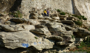 Escalando en las rocas del puerto