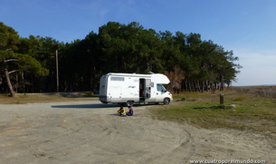 Aparcados en la playa con los pekes jugando frente a la autoca.