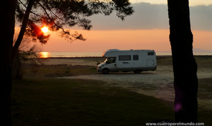 Atardecer aparcados en la playa en Porto Lagos