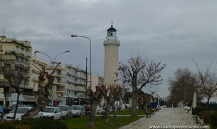 Faro en el paseo maritimo de Alexandroupolis. Nada que ver con el faro de alejandria