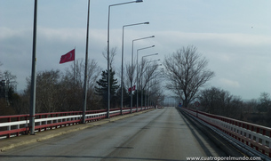 Cruzando el puente entre Grecia y Turquía antes de la frontera