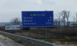 Nuestros primeros carteles de carretera. Ya queda menos para Estambul