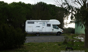 Aparcados enel area de picnic, frente a los barracones