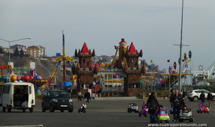 Parque de atracciones de Tekirdag el sábado por la tarde