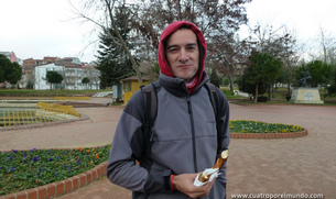 Comiendo un Simit mientras los pekes juegan en el parque