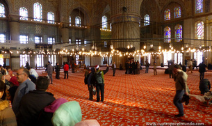 Vista general del interior de la mezquita azul
