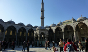 Patio exterior de la mezquita azul
