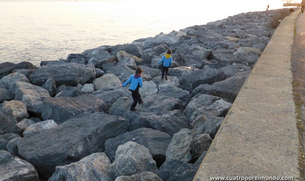 Corriendo y saltando por las rocas. Su pasatiempo favorito.