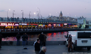 Puente de Galata con la torre al fondo