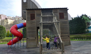 Los pekes jugando en el parque de Miniaturk