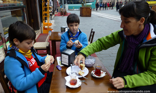 Tomando un tecito en un puesto en la calle