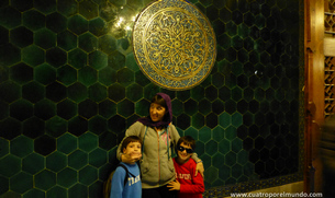 En el interior de la mezquita verde