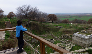 Mirando las ruinas de la ciudad