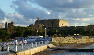 Fortaleza junto al museo naval