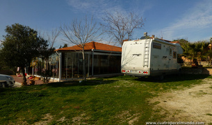 Edificio cafetería-restaurante junto al area.